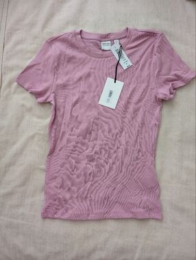 Aritzia Size small Short Sleeve Ribbed Tee - Dusty Rose